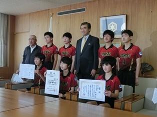 城西小学校スポ少男子バレーボール部の皆さんとの記念写真