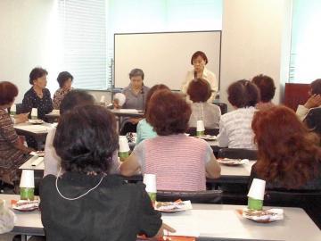 女性会懇談会でスピーチをしている山根副市長の写真
