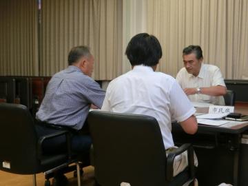 巡回市長室で参加者から話を聞いている市長の写真