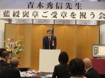 お祝いのことばを述べる市長の写真