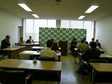 定例記者会見でひこね菓子選手権について説明する担当課の写真