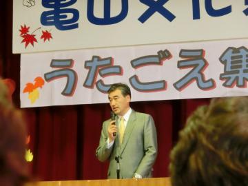亀山文化祭で挨拶をしている市長の写真