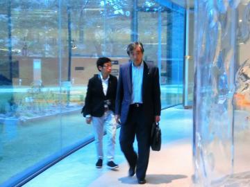 金沢21世紀美術館内を歩いている市長の写真