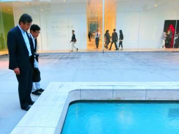 金沢21世紀美術館内を視察している市長の写真