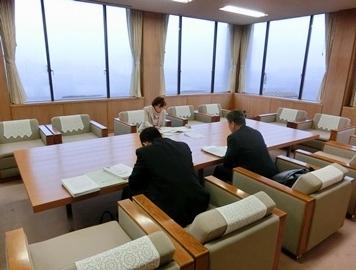 関西電力の方々と面談している副市長の写真