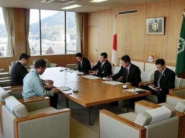 関西電力の滋賀支店長、彦根営業所長と面談している市長の写真