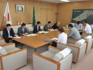 市長、副市長、彦根観光協会役員7名と机を囲んで話をしている写真