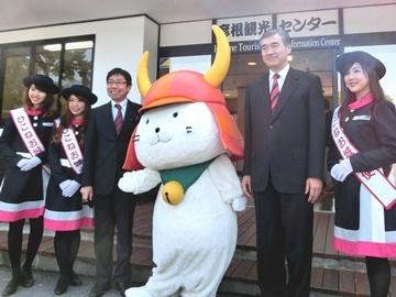 彦根観光センターの前でひこにゃんとイメージガールの皆さんとの記念写真