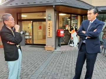 観光協会のkじゃたと会話をしている市長の写真