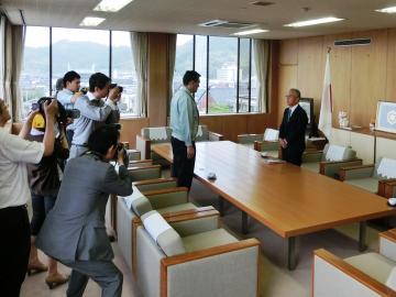 農林水産大臣賞を受賞された川崎昭重さんと市長の写真