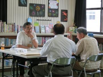 市長巡回室で男性二人の面談している市長の写真