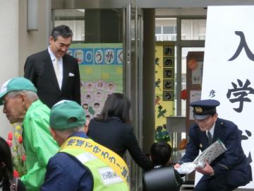 啓発活動中の警察署長と市長の写真