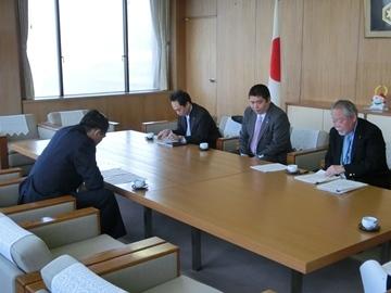 文化プラザ指定管理者の方々と面談している市長の写真