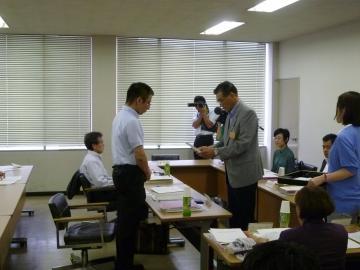 「第1回彦根市経済活性化委員会」で委嘱状の交付を行っている様子の写真