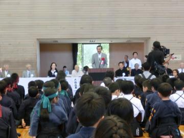 少年剣道錬成大会で挨拶をする市長の写真