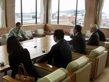 滋賀県建設業協会彦根支部の皆さんと面談している市長の写真