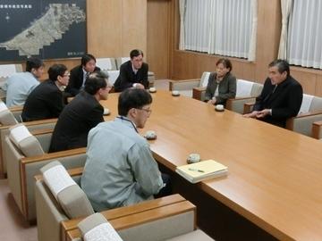 滋賀県教育委員会文化財保護課の皆さんとの意見交換の様子を前方から撮った写真