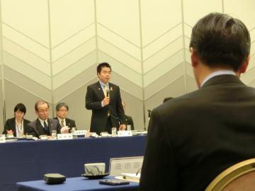 県市行政会議で挨拶をしている県知事の写真
