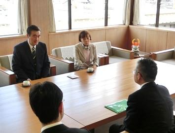 県総務部長と面談している市長と副市長の写真