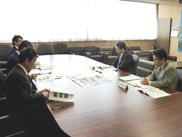 近畿地方整備局長、道路部長と面談している写真