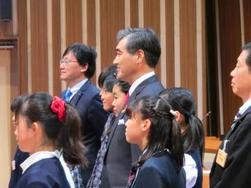 子ども議会に参加している市長と子供たちの写真