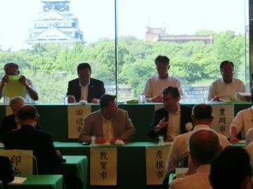 大阪城が背後に見える部屋での近畿国道協議会の様子の写真