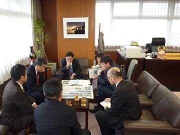 上野賢一郎国土交通大臣政務官と面談している写真