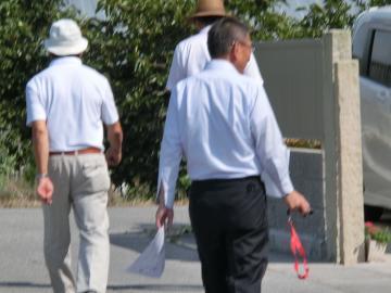 肥田町自治会の役員から説明を受けながら現地確認をする市長の写真