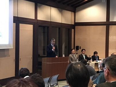 講演会であいさつをしている市長の写真