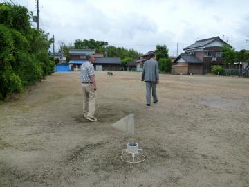 広野町内会の役員の方から説明を受けながら現地確認をする市長の写真