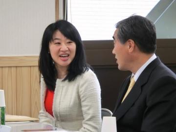 隣の女性と談笑している市長の写真