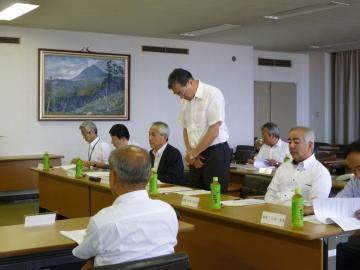 評議員会で挨拶をする市長の写真