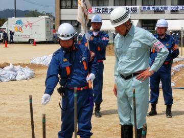 消防団員から説明を受ける市長の写真