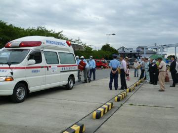 救護者を救急車に乗せる訓練の様子の写真