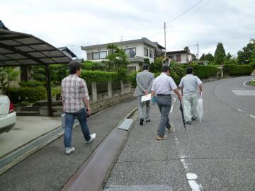 開出今町蔵の町自治会の役員の方から説明を受けながら現地を確認する市長の写真