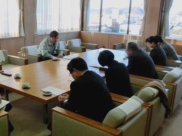 彦根市教育委員会教育委員の皆さんと意見交換をしている様子を前から撮った写真