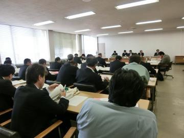 「第1回彦根市総合教育会議」に教育委員会事務局職員も出席した写真