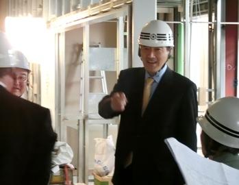 学校給食センター建設工事現場を視察している市長の写真