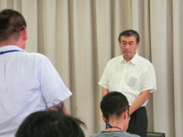 質疑を受けている市長の写真