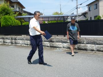 松原町大洞自治会の役員から説明を受けながら現地確認をする市長の写真