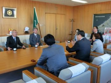 北海道松前町の町長・議長と面談している市長の写真