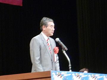 メーデー中央集会式会場で挨拶している市長の写真