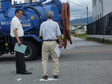 南川瀬町（一区）自治会の役員の方から説明を受けながら現地確認をする市長の写真