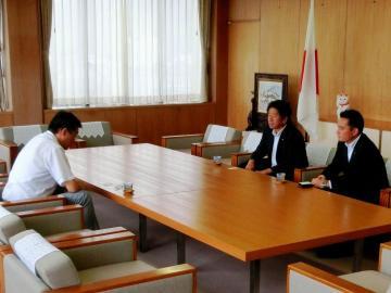 長浜市議会の議長、副議長と面談している市長の写真