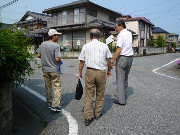 中薮町西部自治会の役員の方から説明を受ける市長の写真