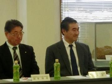 中山投棄場連絡会議に出席している市長の写真