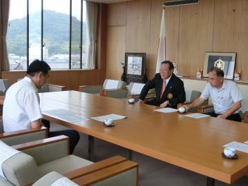 来庁された滋賀県軟式野球連盟の方と談笑される市長の写真