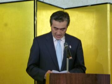 記念大会でお祝いのことばを述べる市長をアップで撮影した写真