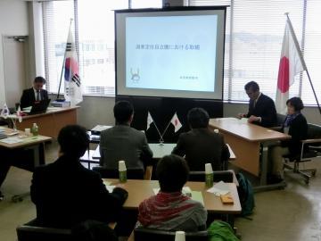 韓国地方行政研究院、大統領直属地域発展委員会、自治体職員の皆さんと会議をしている写真