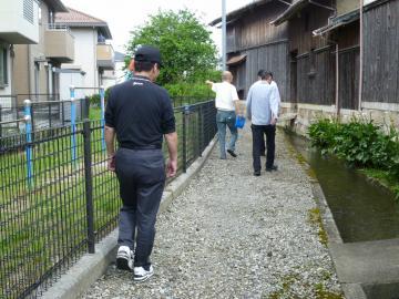 平田町内会、西今町第1区自治会の役員の方から説明を受けながら現地確認をする市長の写真